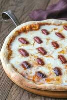 pizza met mozzarella en salami foto