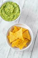 guacamole met tortillachips foto