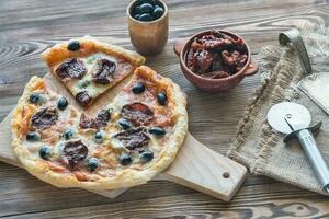 pizza met zon gedroogd tomaten en Mozzarella foto