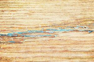oud houten achtergrond. de structuur van oud hout is versierd met blauw pellen verf. foto