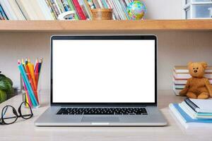 laptop Aan bureaublad met blanco scherm in kinderen kamer. kind onderwijs model, sjabloon foto