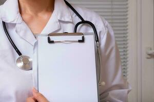 blanco tablet mockup in dokter hand- met stethoscoop. gezondheidszorg en geneeskunde bespotten omhoog voor tekst foto