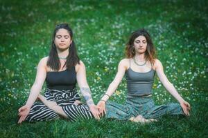 klassiek yoga houding door een paar- van Dames foto