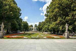 historisch beroemd fontein in de park Aan een warm zomer dag in Warschau foto