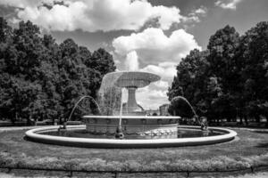 historisch beroemd fontein in de park Aan een warm zomer dag in Warschau foto