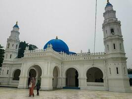 ipoh, Maleisië in november 2019. panglima kinta moskee, een wit moskee met een blauw koepel. foto