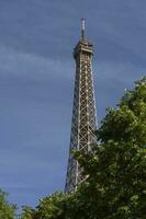 visie Aan eiffel toren van dichtbij park Bij zomer foto