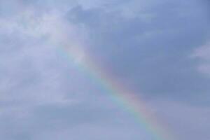 regenboog in een bewolkt lucht foto