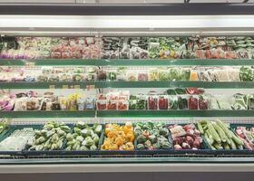 solo, Indonesië - februari, 2023 - vers groenten verkocht in markt in supermarkt venster foto