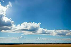 mooi blauw wolk vorming helder lucht nieuw seizoen, lente, hartelijk groeten, inspirerend, concept, mooi natuur achtergrond en achtergrond. foto