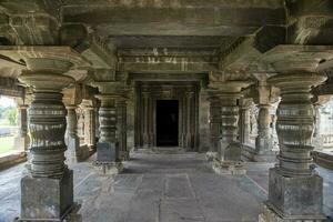 prachtig gesneden pijlers in Brahma jinalaya tempel van lakkundi foto