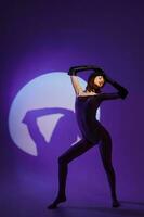 mooi jong vrouw poseren Aan stadium spotlight silhouet disco kleur achtergrond ongewijzigd foto