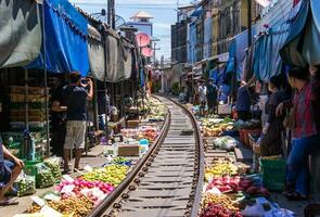 samut songkhram, Thailand, sep 12, 2017, de beroemd spoorweg markt of vouwen paraplu markt Bij maeklong, Thailand, een van beroemd markt mijlpaal in Thailand. foto