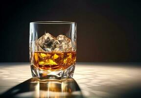 whisky met ijs in glas Aan zwart achtergrond foto
