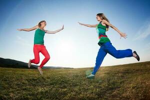 Dames jumping buitenshuis foto