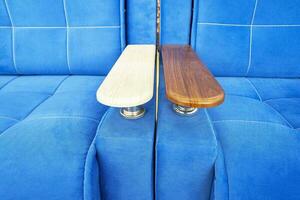 zacht nieuw blauw modern comfortabel sofa met houten armleuning foto