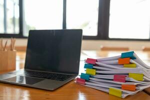 zakenvrouw handen werken Aan stapels van papier documenten naar zoeken en recensie documenten opgestapeld Aan tafel voordat Bezig met verzenden hen naar bord van bestuurders naar gebruik correct documenten in vergadering met zakenman foto