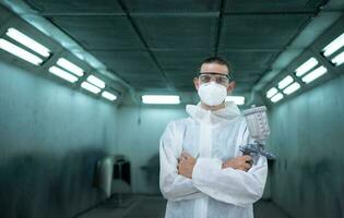 auto monteur in auto verstuiven kamer inspecteren de verf gespoten in de voorkant bumper van de auto dat de pigment is compleet, mooi, harmonisch met de origineel kleur van de auto foto