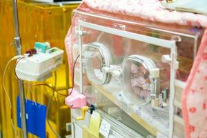 bloed in injectiespuit pomp machine overbrengen bloed naar een ziek pasgeboren baby in een ziekenhuis. foto