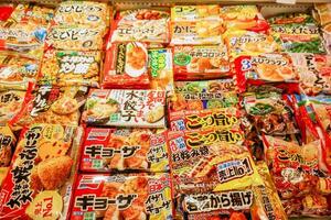 osaka, Japan, 2018 - mooi en divers van Japans bevroren verwerkt voedsel pakket in Japans voedsel markt. foto