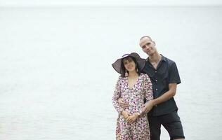 romantisch jong paar in liefde Aan de strand foto