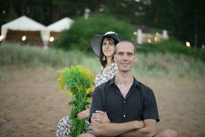 romantisch jong paar in liefde Aan de strand foto