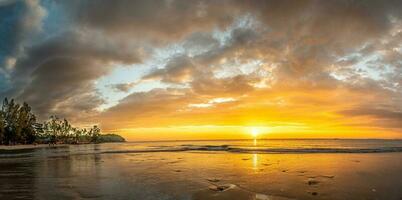 ko lanta, krabi Thailand zonsondergang Bij de strand foto