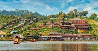 Chinese boten in ban.rak Thais, Thailand, in de buurt Myanmar foto