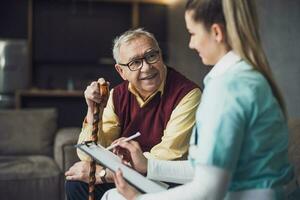 ouderen Mens met vrouw conciërge Bij huis. Gezondheid concept. foto