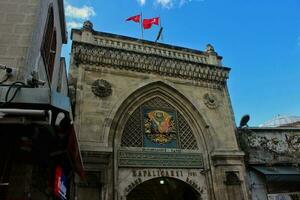 Istanbul, kalkoen - februari 2021. de Ingang poort voor de groots bazaar, Istanbul, welke is eerste geopend in 1461. een van de grootste en oudste binnen- markten in de wereld. foto