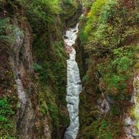 akhsinta Ravijn in de noorden Kaukasus en de urukh rivier- stromen foto