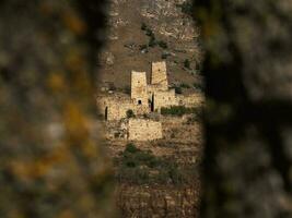 selectief focus. middeleeuws toren complex egaal, een van de authentiek middeleeuws kasteel-type toren dorpen, gelegen Aan de uiteinde van de berg reeks in ingoesjetië, Rusland. foto