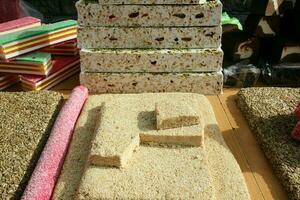 oosters snoepgoed en snoepjes zijn verkocht Bij een bazaar in Israël. foto