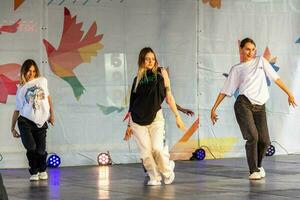 grodno, Wit-Rusland - september 03, 2022 jeugd centrum grodno, straat pro100 dans, dans festival met de deelname van choreografisch groepen van verschillend genres. foto