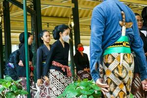 yogakarta, Indonesië Aan oktober 2022. abdi dalem mataya, hovelingen van de Yogyakarta paleis wie zijn dansers. t foto