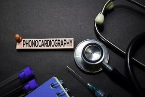 fonocardiografie tekst Aan kleverig notities. top visie geïsoleerd Aan zwart achtergrond. gezondheidszorg medisch concept foto
