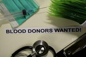 bloed donateurs gezocht met inspiratie en gezondheidszorg medisch concept Aan bureau achtergrond foto