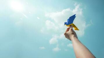 vrede, hoop concepten. wereld Internationale vrede dag. duurzame en verantwoordelijk bedrijf, hand- verhogen omhoog een papier origami wit duif in de lucht foto