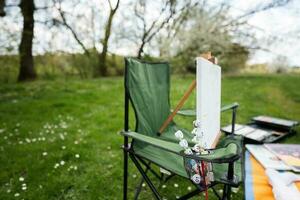 tekening reeks Aan stoel buitenshuis Aan picknick deken schilderij Bij tuin voorjaar park, ontspanning. foto