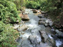 foto van een waterval in de Kalimantan Woud