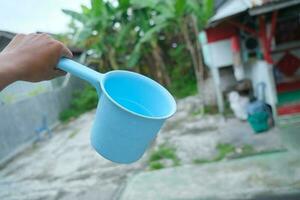 foto van blauw water beer in hand-