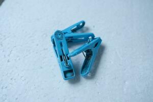 foto van een blauw wasknijper