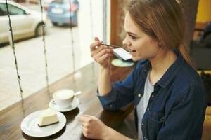 vrouw in de ochtend- Bij restaurant vrije tijd levensstijl foto