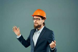 bedrijf Mens in pak oranje moeilijk hoed industrie officieel professioneel foto