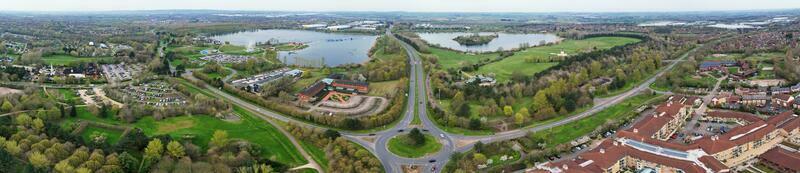 laag hoek visie van willen meer park met lokaal en toerist openbaar genieten van de schoonheid van meer en park door wandelen in de omgeving van met hun gezinnen. beeldmateriaal was gevangen genomen Aan 09-april-2023 Bij milton keynes uk foto