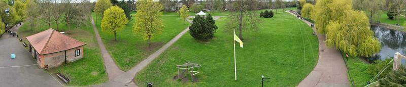 ultra breed panoramisch hoog hoek visie van luton stad van Engeland. antenne visie van stad- was gevangen genomen Aan 17-april-2023 met drone's camera van laag hoogte. foto