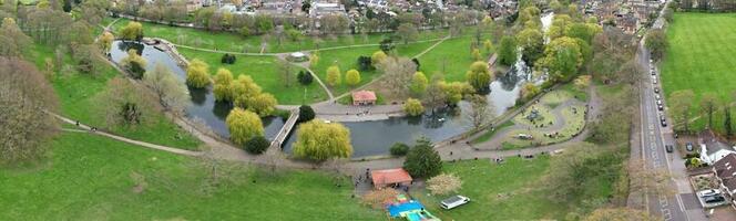 ultra breed panoramisch hoog hoek visie van luton stad van Engeland. antenne visie van stad- was gevangen genomen Aan 17-april-2023 met drone's camera van laag hoogte. foto