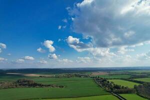 antenne visie van Brits platteland en paragliders terwijl ze zijn vliegend hoog in de lucht. drone's camera filmmateriaal. foto