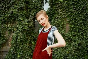 vrouw in rood jumpsuit baseren levensstijl zomer foto