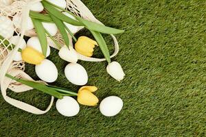 Pasen eieren bloemen decoratie in vakantie traditie gras Aan achtergrond foto